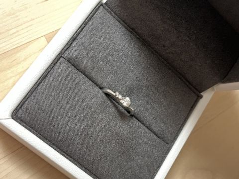 【TOWA(永遠)の口コミ】 V字デザインで指が綺麗に見えます。
左右でデザインが異なっているため、…