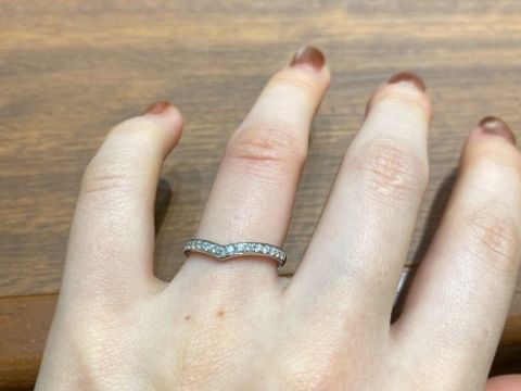 【4℃ BRIDAL(ヨンドシーブライダル)の口コミ】 シンプルかつゴージャスなデザインを探していました。ダイヤモンドが散り…