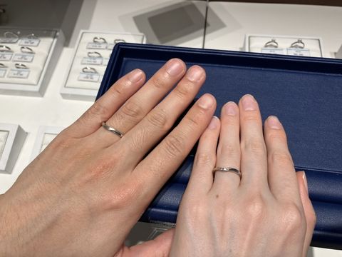 【銀座ダイヤモンドシライシの口コミ】 2人の指輪の質感が違うところがおすすめポイントです。私のデザインは従来…