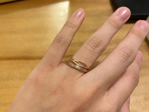 【voulez vous(ヴーレ・ヴー)の口コミ】 ・デザインについて
ゴールドかつダイヤがついていたので試着しました。肌…