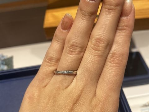 【銀座ダイヤモンドシライシの口コミ】 ダイヤモンドが斜めにたくさん入っておりキラメキを感じました。着け心地…