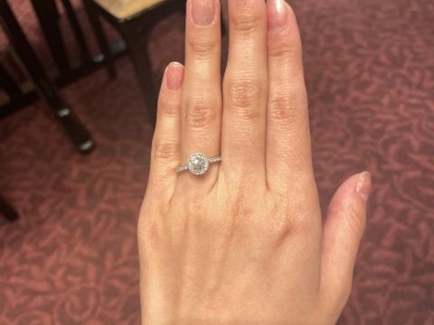 【ケイウノ ブライダル(K.UNO BRIDAL)の口コミ】 ダイヤモンドがこれでもかと一粒の周りとリング全体に散りばめられており…