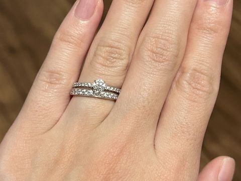 【ブシュロン(BOUCHERON)の口コミ】 ダイヤの高さがないので、普段使いしやすいです。
結婚指輪との重ね付けを…