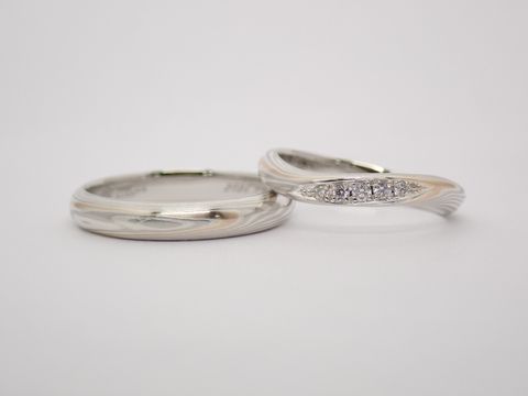 【杢目金屋(もくめがねや)の口コミ】 夫はストレート、私はウェーブとそれぞれ異なった形に決めましたが、同じ…