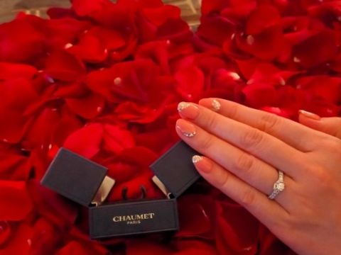 【ショーメ(CHAUMET)の口コミ】 センターのダイヤを包み込むように周囲をダイヤが囲っていることによって…