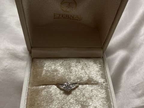 【FIRST DIAMOND(ファーストダイヤモンド)の口コミ】 見た目も店員さんと相談しながらオーダーし、希望通りの見た目の指輪を作…