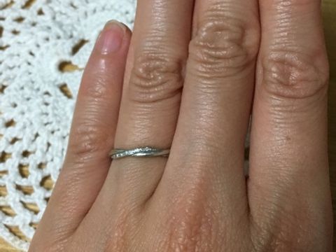 【STAR JEWELRY(スタージュエリー)の口コミ】 婚約指輪と重ねてつけてもかわいいデザインだったこと、プラチナで、歳を…
