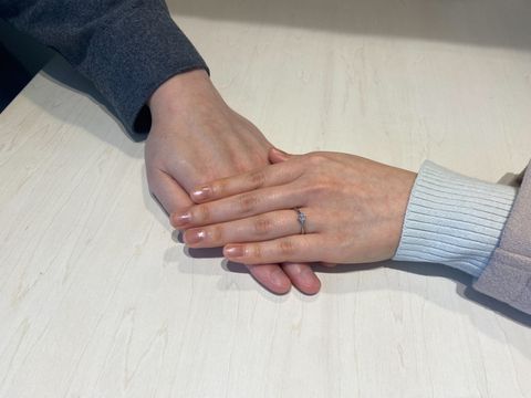 【TOWA(永遠)の口コミ】 王道のストレートデザインで中央のダイヤモンドが美しいです。
指が細長く…