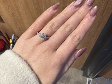 【グラフ(GRAFF)の口コミ】 デザインがとてもかわいく、ダイヤの輝きも本当に綺麗です。見てるだけで…