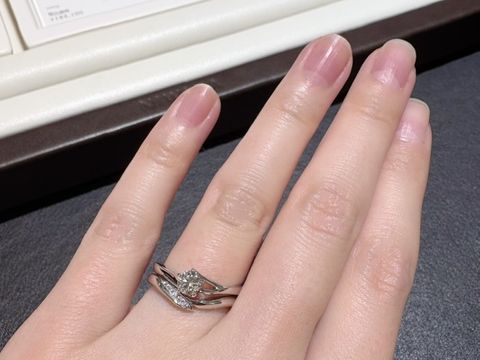 【俄(にわか)の口コミ】 婚約指輪と結婚指輪がセットリングになっていると聞き、重ねづけさはても…