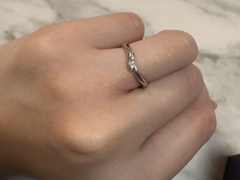 【俄(にわか)の口コミ】 曲線美がとても綺麗でお気に入りです。V字デザインで指がとても綺麗に見え…