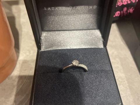 【ラザール ダイヤモンド(LAZARE DIAMOND)の口コミ】 ダイアモンドがいろんな角度からみてもキラキラ輝いていてとても綺麗です…
