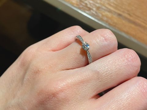 【ラザール ダイヤモンド(LAZARE DIAMOND)の口コミ】 センターに向かって細くなっているデザインが指を綺麗に見せてくれて、メ…