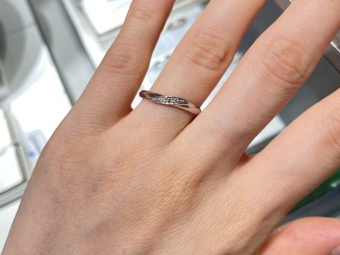 【アイプリモ(I-PRIMO)の口コミ】 ほんの少しウェーブがかっているデザインが指を細く長く綺麗にみせてくれ…