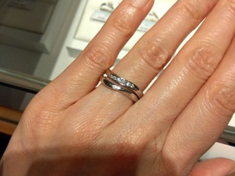 【銀座ダイヤモンドシライシの口コミ】 プラチナで、シンプルなもの、ウェーブしているものを探していたところ、…