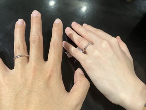 【ケイウノ ブライダル(K.UNO BRIDAL)の口コミ】 私も彼も指が華奢なため、主張が強くなく指に馴染むウェーブタイプの指輪…
