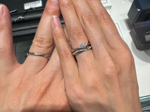 【銀座ダイヤモンドシライシの口コミ】 指輪のデザインは、シンプルでありながらエレガント。女性のデザインには…
