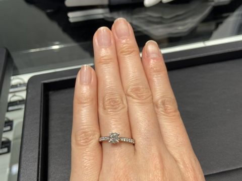 【ラザール ダイヤモンド(LAZARE DIAMOND)の口コミ】 指輪のデザインはさまざまで、自身の好みに合いそうなものをいくつか提案…