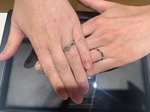 【ラザール ダイヤモンド(LAZARE DIAMOND)の口コミ】 リリーズを購入しました。
装着した時にダイヤモンドの裏側まで見えるデザ…