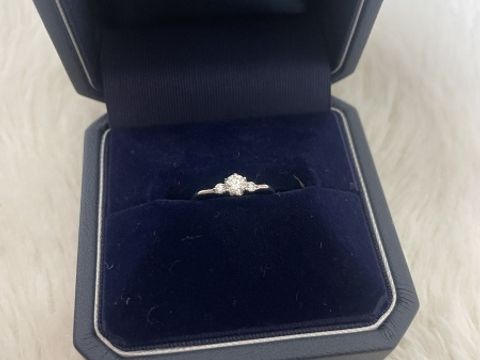 【銀座ダイヤモンドシライシの口コミ】 彼がプロポーズの為にストレートタイプのものより指が少し長く見えるようV…