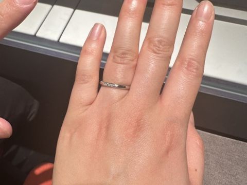【銀座ダイヤモンドシライシの口コミ】 最初はダイヤなしのストレート、シンプルなものを探していましたが、画像…