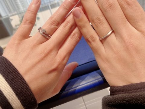 【銀座ダイヤモンドシライシの口コミ】 斜めにダイヤが入っているのがいいなと思い探していたところ、V字タイプの…