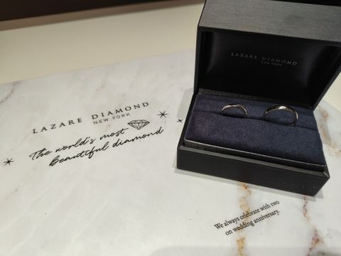 【ラザール ダイヤモンド(LAZARE DIAMOND)の口コミ】 【指輪のデザインについて】
ダイヤモンドを真ん中ではなく、あえてサイド…