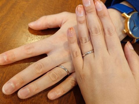 【AHKAH(アーカー)の口コミ】 素材はプラチナ製です
シンプルで2.5mmで細すぎず太すぎずでこれだけでも…