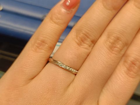 【エクセルコダイヤモンド(EXELCO DIAMOND)の口コミ】 リングの形はストレート。
左斜め下にダイヤが埋め込まれてるデザインが好…