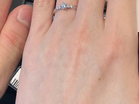 【エクセルコダイヤモンド(EXELCO DIAMOND)の口コミ】 中心にダイヤモンドがあり、その両隣に対照的なデザインで、メレダイヤモ…