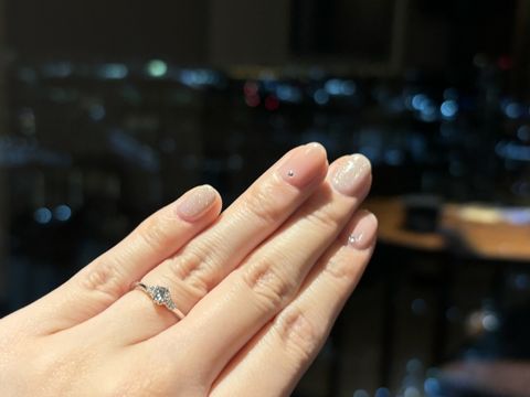 【銀座ダイヤモンドシライシの口コミ】 私自身指が細いのであまり大きめの婚約指輪より細めでシンプルな婚約指輪…