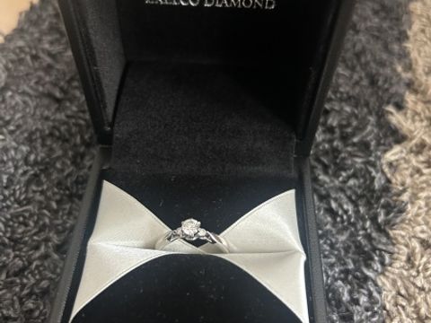 【エクセルコダイヤモンド(EXELCO DIAMOND)の口コミ】 ダイアモンドの4Cにこだわりました。
デザインは中央に大きなダイアモンド…