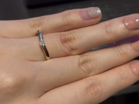 【nocur(ノクル)の口コミ】 緩やかにＶの字になっていて指が長く綺麗に見えます。ピンクゴールドが半…