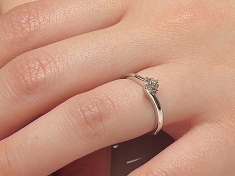 【ラザール ダイヤモンド(LAZARE DIAMOND)の口コミ】 ダイヤモンドの輝きが綺麗で暗がりでも輝いて見えるのでとても良いものだ…