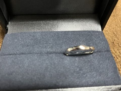 【ラザール ダイヤモンド(LAZARE DIAMOND)の口コミ】 シンプルなデザインでありながらも他のブランドにないようなデザインで、…