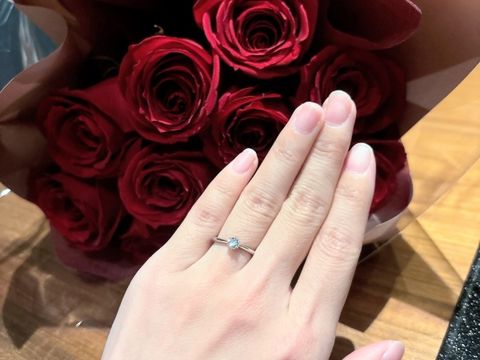【銀座ダイヤモンドシライシの口コミ】 手に馴染む繊細なデザインが魅力的だと思いました。王道な形で婚約指輪と…