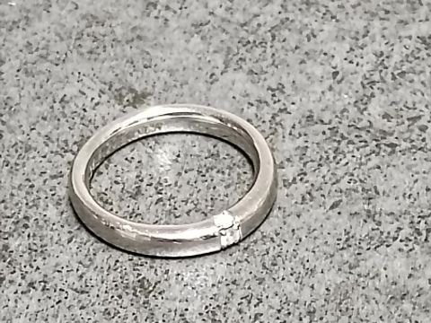 【ラザール ダイヤモンド(LAZARE DIAMOND)の口コミ】 スリーサイドの名前の通り、ダイヤが上と左右で3粒付いています。どの角度…