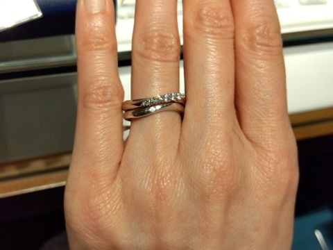 【銀座ダイヤモンドシライシの口コミ】 プラチナで、ダイヤモンド付きで、シンプルなリングと重ね付けができるも…