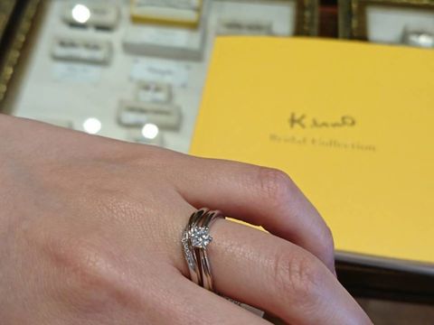 【ケイウノ ブライダル(K.UNO BRIDAL)の口コミ】 細身で繊細なデザインが良く、指輪自体が描く曲線もよかったです。
足を変…