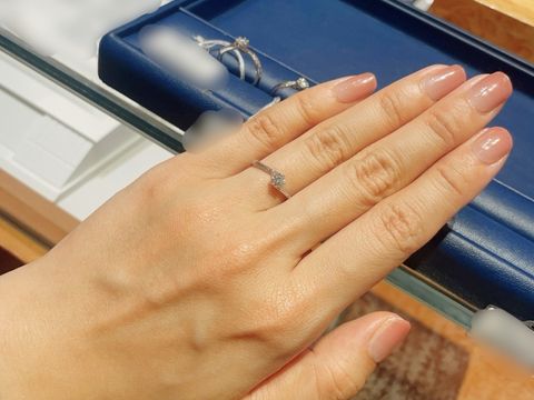 【銀座ダイヤモンドシライシの口コミ】 ウェーブの形をしており、かつサイドメレありのデザインを探しておりまし…