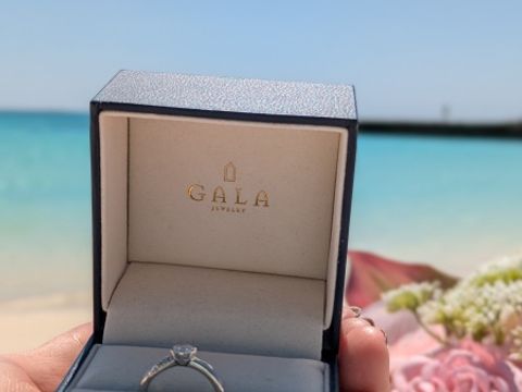 【GALA JEWELRY(ガラジュエリー)の口コミ】 メレダイヤが6つ付いたシンプルかつ可愛らしいデザインの婚約指輪です。ダ…