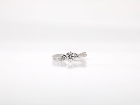 【atelier CraM(アトリエ クラム)の口コミ】 
左右非対称のデザインに惹かれてこの指輪にしました。他店にはないデザイ…