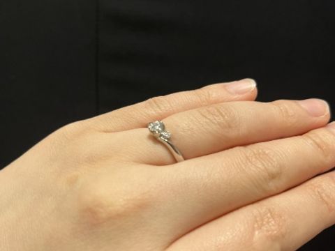 【4℃ BRIDAL(ヨンドシーブライダル)の口コミ】 リング部分がバラのようなデザインになっていて、他の人と被りにくいのと…