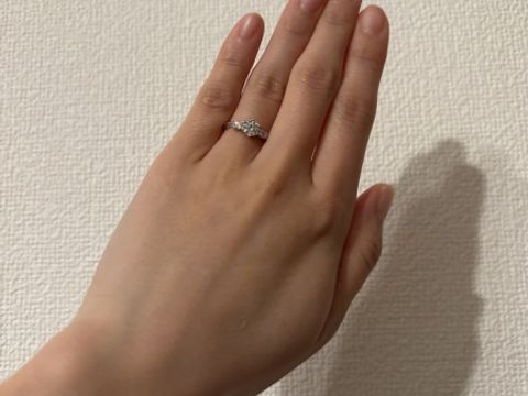 【BRILLIANCE+(ブリリアンスプラス)の口コミ】 こちらの指輪は、中央のダイヤのみではなく、サイドに小さいダイヤも設置…