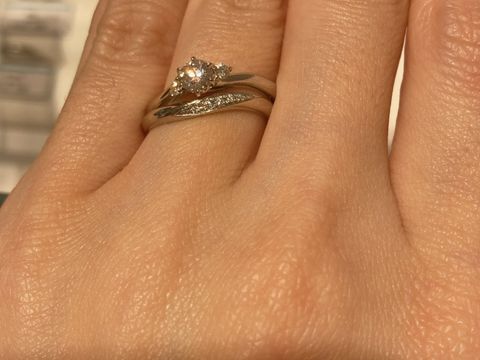 【銀座ダイヤモンドシライシの口コミ】 もともと結婚指輪をウェーブデザインで探しており、それに合わせる形で婚…