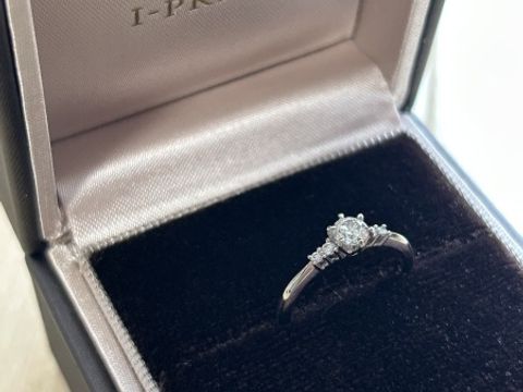 【アイプリモ(I-PRIMO)の口コミ】 左右のオリオン座の可愛いモチーフとメレダイヤがメインのダイヤをより際…