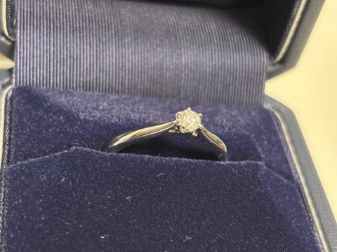 【銀座ダイヤモンドシライシの口コミ】 百合の花をモチーフとしたデザインで、ダイヤモンドをより美しく見せてく…