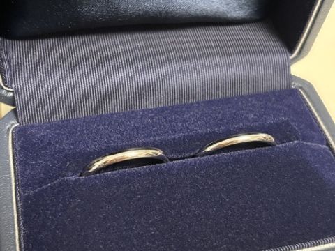 【銀座ダイヤモンドシライシの口コミ】 とにかくシンプルなデザインがよくてこちらの指輪に辿り着きました。
丸み…