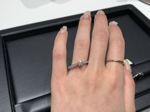 【ラザール ダイヤモンド(LAZARE DIAMOND)の口コミ】 1粒ダイヤの周りにも、ダイヤがあるデザイン（取り巻き型）ですごく華やか…