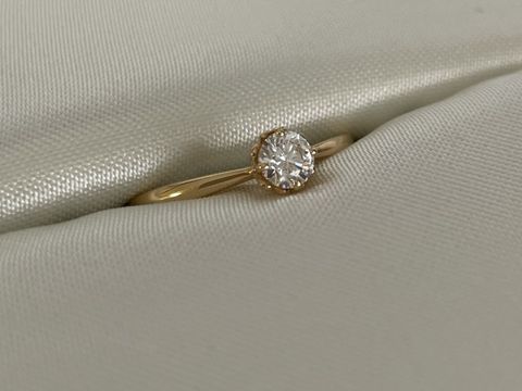 【ヴァンドーム青山(VENDOME AOYAMA)の口コミ】 ゴールドリングにダイヤ一粒は王道ですが、やっぱりシンプルでかわいいと…